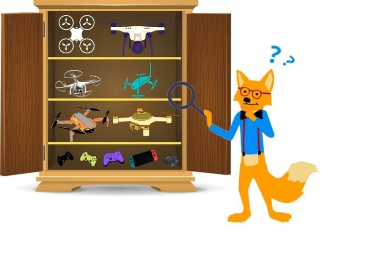 Der Smart Home Fox steht vor einem Schrank voller unterschiedlicher Drohnen